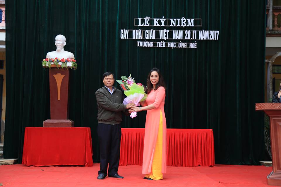 Đ/c Vũ Văn Tĩnh- Chủ tịch UBND xã Ứng Hòe tặng hoa chúc mừng nhà trường.